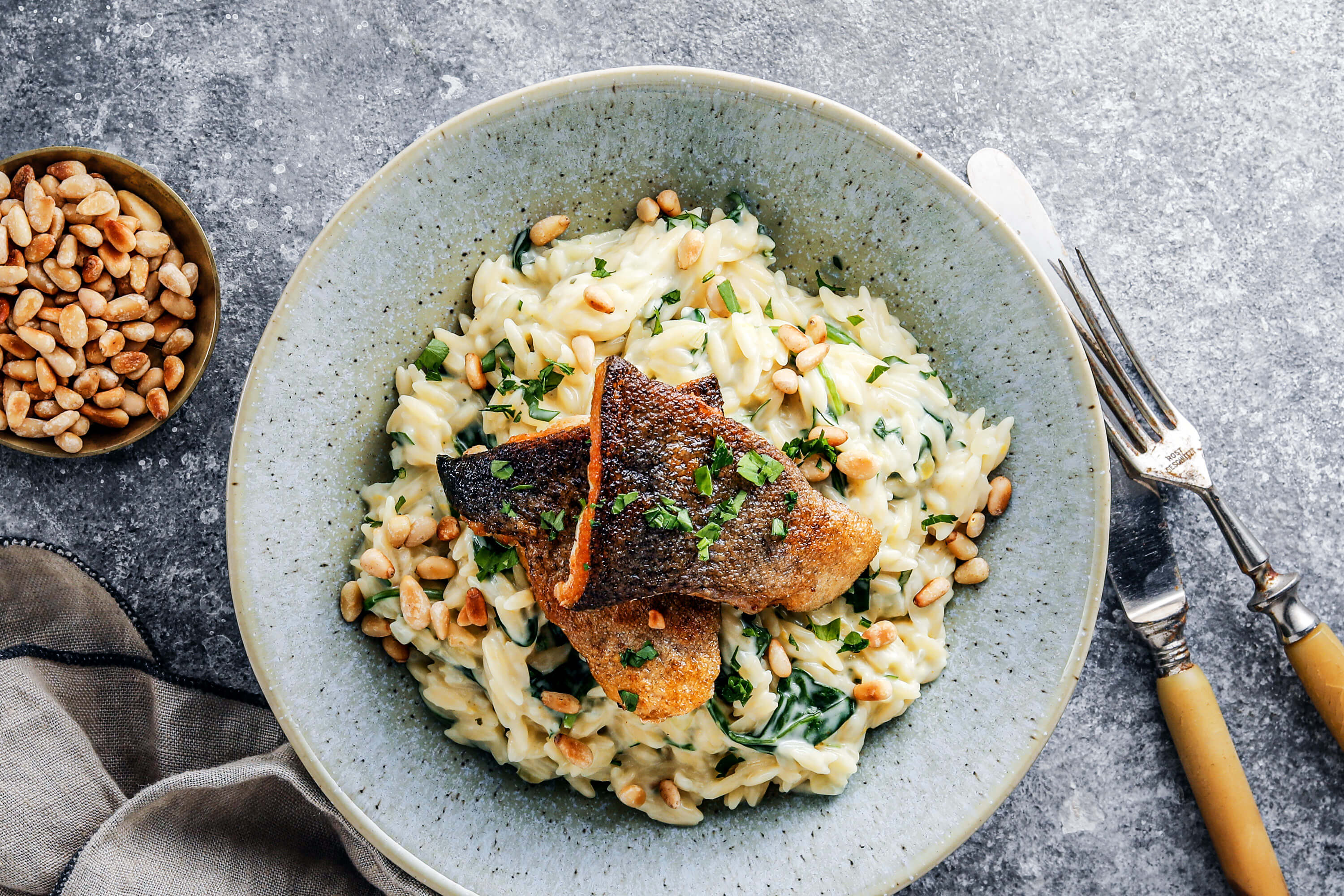 Cremige Spinat-Orzo mit knuspriger Forelle