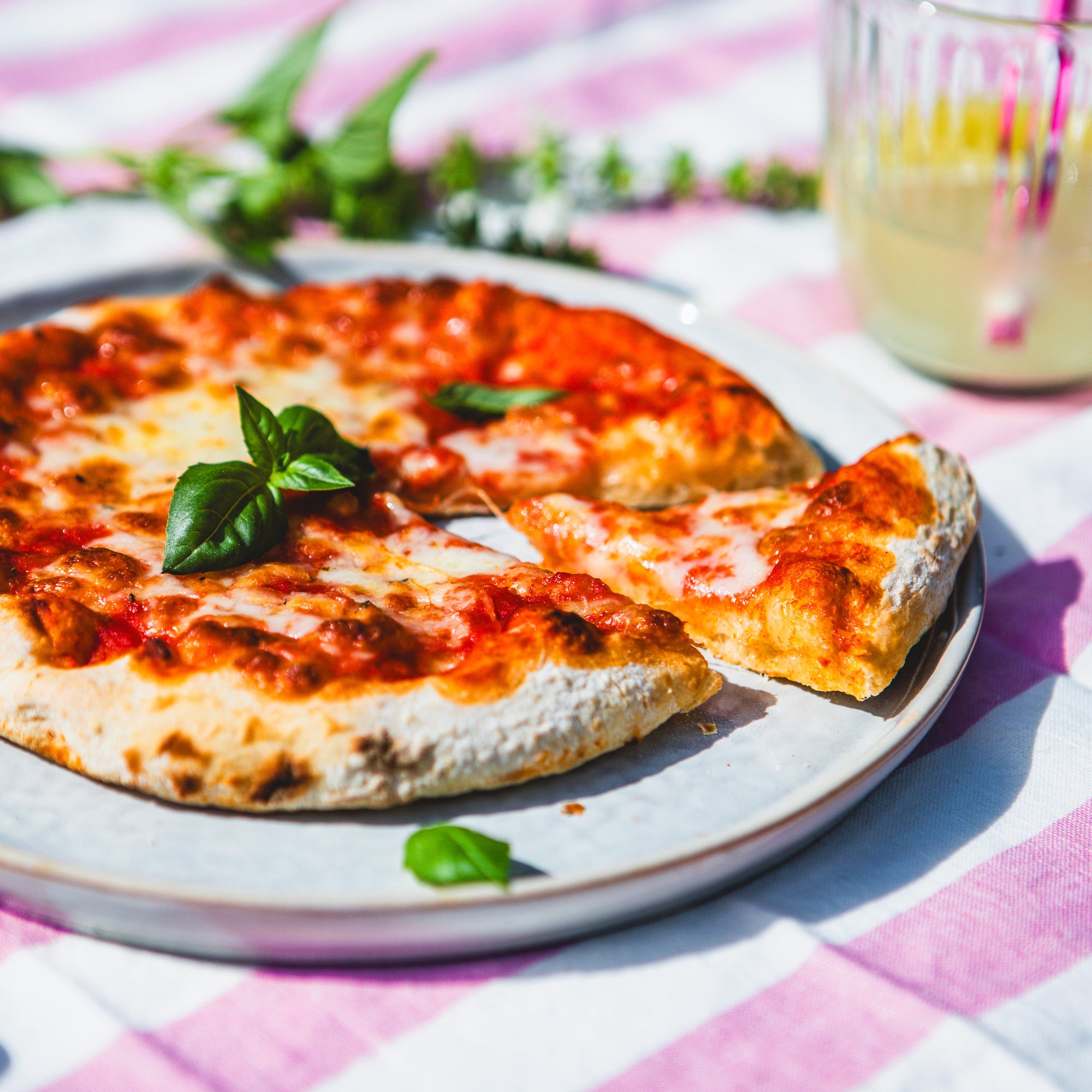 followfood Bio Pizza Tommi & Mozzi zubereitet auf einem Picknicktisch